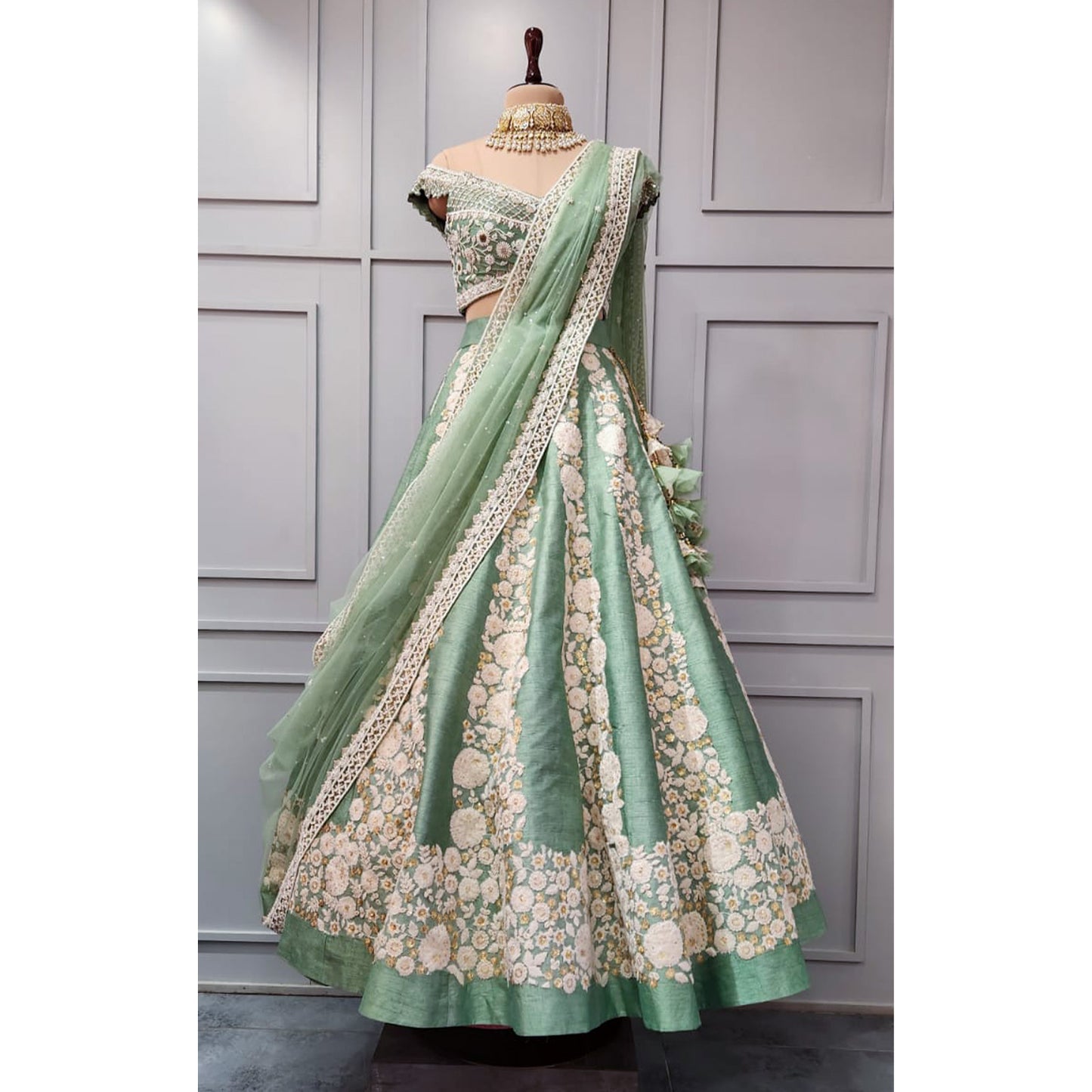 Munazir Lehenga